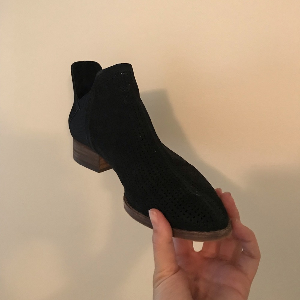 Vince Camuto 🖤 suede and wooden block booties